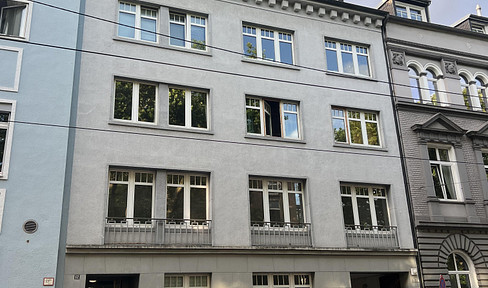 One-room apartment in a historic building, 30 square meters, located in the central Pempelfort district.