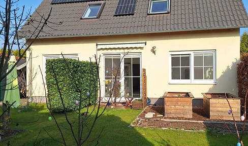 Well-maintained single-family house in Berlin-Biesdorf, close to the U5 subway line, with a 20-minute travel time to Alexanderplatz.