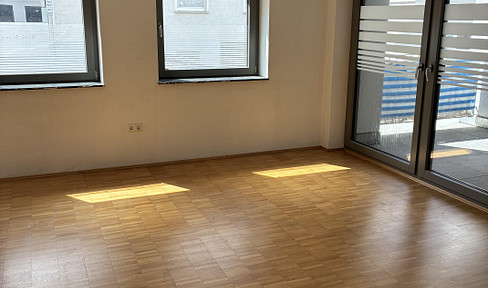 Modern 3-room apartment in a central location, plus parking space in an underground garage and a cellar.