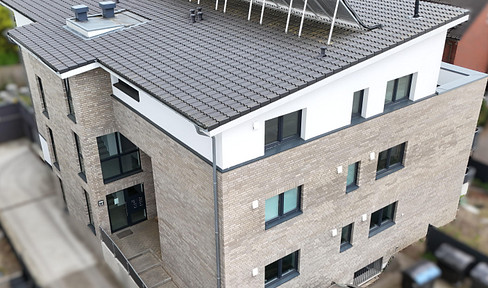 Modern open-plan living in Norderstedt-Garstedt: Spacious 93 m² apartment with fitted kitchen, elevator, and underground parking.