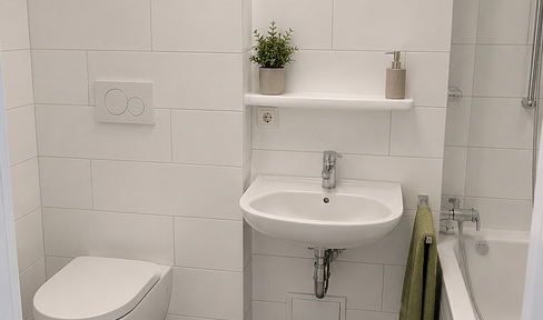 Renovierte 2-Zimmer-Wohnung mit neuem Bad, großem Südostbalkon & Aufzug