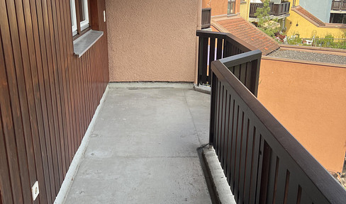 Rare opportunity: renovated 2-room apartment with a south-facing orientation, located directly on the town square, with excellent transport links.