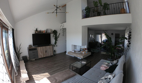 Modernized 152 sq m maisonette apartment with panoramic views, including 2 parking spaces.