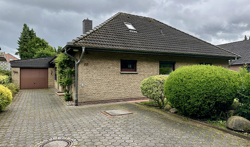 Detached house with a large garden and garage, featuring a separate apartment in the attic.