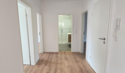 Completely renovated 3-room apartment in a central location.