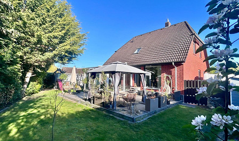 Charming detached house in Berenbostel with a sunroom.