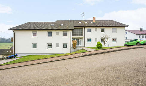 Renovated 3-room apartment with fitted kitchen, 91 m², located in Leinzell.