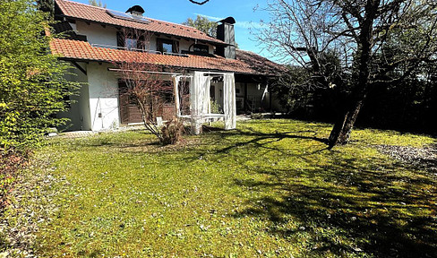 Spacious detached house in a fantastic location, with a garden, terrace, and plenty of privacy.