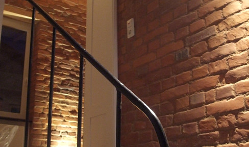 Historic Gatehouse/Loft Apartment - City Center.