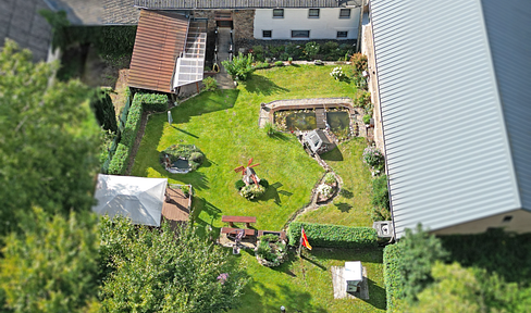 Detached house with a workshop, a beautiful garden, and plenty of space for the whole family.