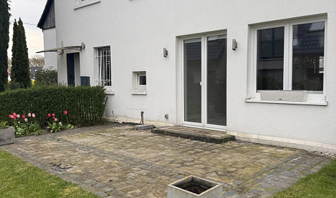 Spacious 1.5-room apartment with two terraces, fitted kitchen, wardrobe, and separate toilet.