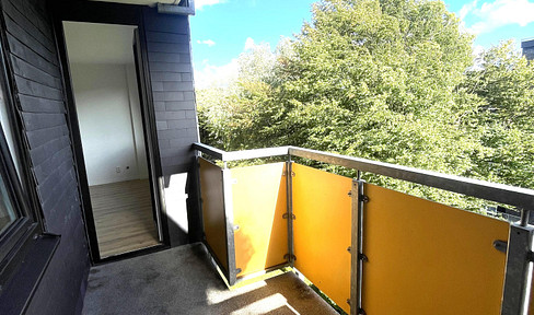 Attractive 2.5-room apartment with balcony & elevator – well-maintained condition.