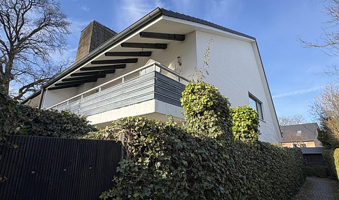 Spacious semi-detached house in a prime and very quiet location in Hamburg-Volksdorf.