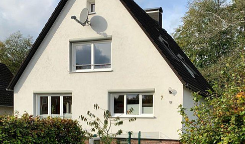 Bright 5-room apartment with a garden, located in a quiet area.