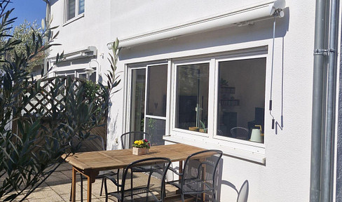 Modern semi-detached house in a quiet, central location.