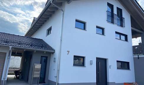 Individually designed and unique: A 4.5-room maisonette apartment in a prime location in Grafing.