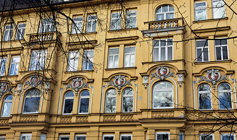 Elegant, spacious apartment in a historic building, with 4 rooms, located directly on the Isar River.