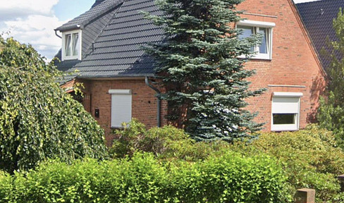 Commission-free: Spacious detached house in Fockbek, offering plenty of space and design possibilities.