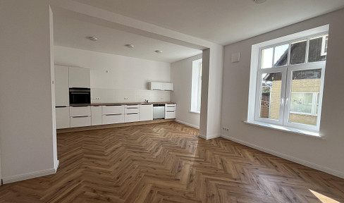 First occupancy after complete renovation - Bright 2-room apartment in a prime location.