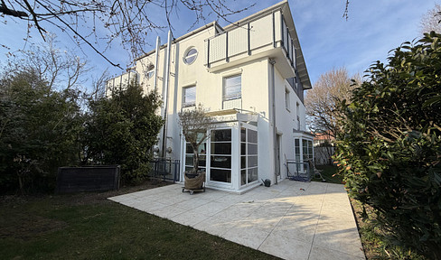 Exclusive semi-detached house - modern and quiet.