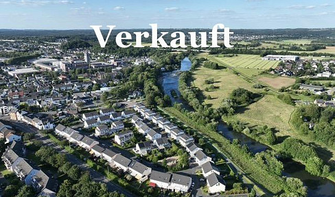 Bright and welcoming 3-room terraced house located near the Sieg River and a nature reserve in Siegburg.