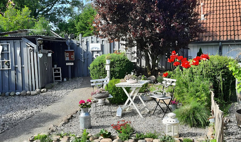 Semi-detached house in Süsel, well-maintained.
Or:
Well-maintained semi-detached house in Süsel.
Or:
Attractive semi-detached house for sale in Süsel. (If it's clear from context that it's for sale.)