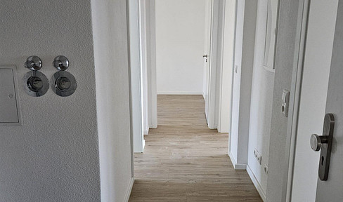 Erstbezug nach Kernsanierung: Helle 3-Zimmer-Wohnung in Mehrfamilienhaus (Grunderneuert)