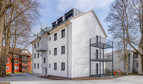 Erstbezug nach Kernsanierung: Helle 3-Zimmer-Wohnung in Mehrfamilienhaus (DG)