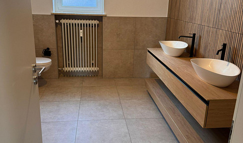 Large, renovated 4-room apartment in a prime location.