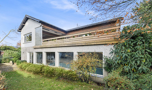 Detached house with an indoor pool, located in a prime area of Heiligenhaus.