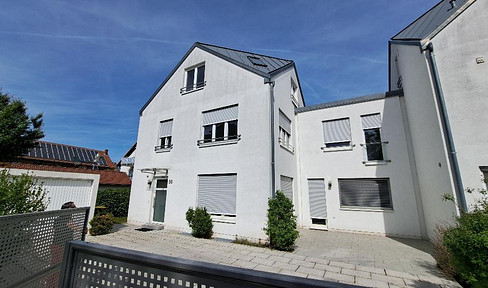 Living near the outdoor swimming pool. Equipped with EV charging infrastructure.