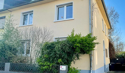 Spacious detached house with a large garden, located in a prime area of Hürth.