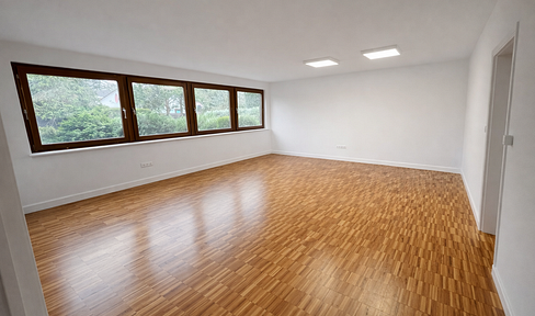 Bright office spaces in a convenient location in Minden – flexible renovation options available.