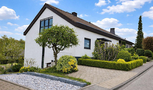 Commission-free: Detached house with a separate apartment and a large garden.