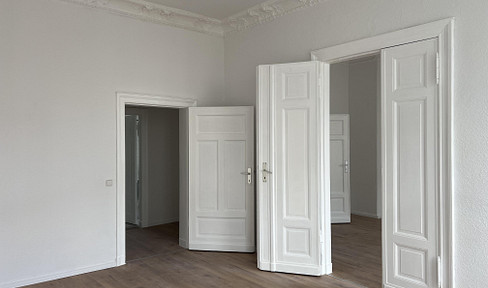Spacious 3-room apartment, recently renovated with modern features, and a bathroom with a shower and bathtub.