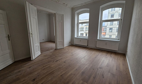 Spacious 3-room apartment, recently renovated with modern features, and a bathroom with a shower and bathtub.