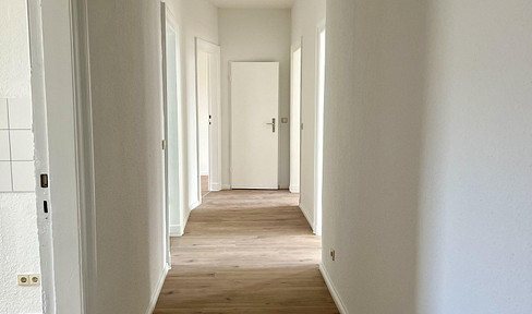 Spacious 3-room apartment, recently renovated with modern features, and a bathroom with a shower and bathtub.