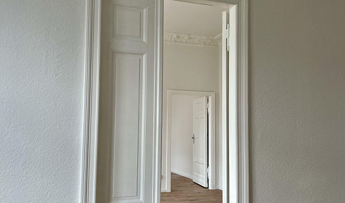 Spacious 3-room apartment, recently renovated with modern features, and a bathroom with a shower and bathtub.