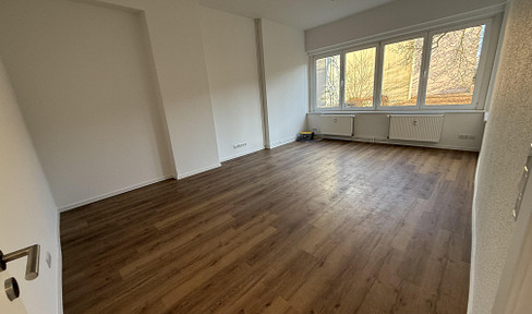 Completely renovated in 2025: 3-room apartment (96.5 m²) with fitted kitchen, 2 bathrooms, and a quiet courtyard – located in the center of Bernau.