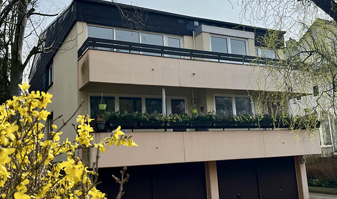 Ready-to-move-in 3-room apartment with a balcony in Zehlendorf.