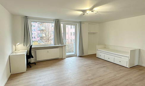 Room for rent: Stylish and charming room in Schwabing with a balcony.