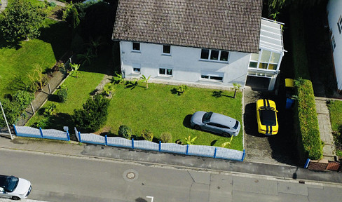 No fees! Detached house with separate apartment, 865m² garden, garage, and cellar.