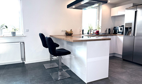 No fees! Detached house with separate apartment, 865m² garden, garage, and cellar.