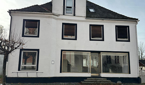 Zentrales Wohn- und Geschäftsgebäude mit Gewerbehalle und PV-Anlage