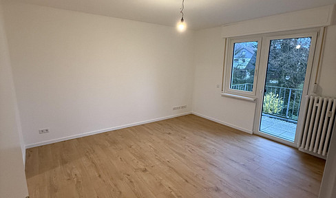 Bright, renovated 3-room apartment with a balcony, located in a prime location.
