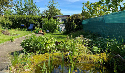 Mediterranean, bright ground-floor apartment with a dream garden and a living kitchen.