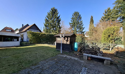 Quiet residential plot suitable for a single-family home, located in a well-established residential area, with a garage.