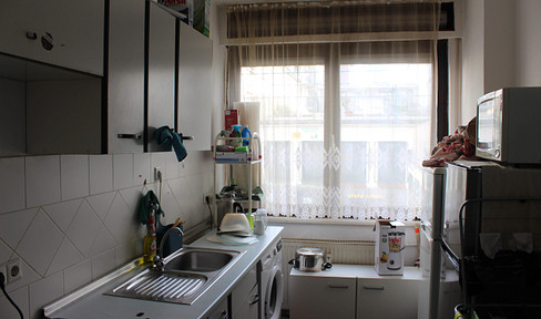 Centrally located room in downtown Frankfurt – excellent location near the Main riverbank.