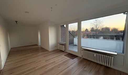 Couragefrei: Renovated attic apartment with a southwest-facing balcony in Meiendorf.