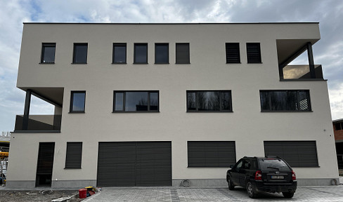 High-quality office and commercial space, optionally available with additional storage/workshop space.